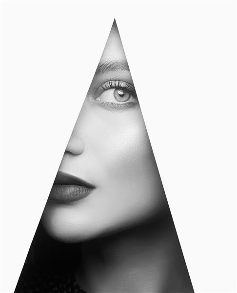 زن جوان زیبا در مثلث صورت زن به سوراخ کاغذ پرتره سیاه و سفید