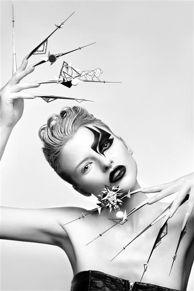 پرتره یک زن زیبا با آرایش هنری ناخن های بلند خلاقانه طراحی مانیکور صورت زیبایی عکس گرفته شده در استودیو