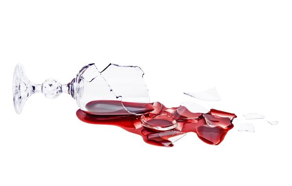 لیوان شراب شکسته شراب قرمز ریخته شده مانند خون جدا شده در زمینه سفید فیلمبرداری استودیویی مسیر برش گنجانده شده است