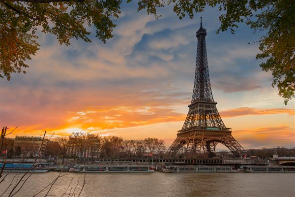 برج ایفل پاریس و رودخانه سن در پاریس فرانسه برج ایفل یکی از نمادین ترین مکان های دیدنی پاریس است