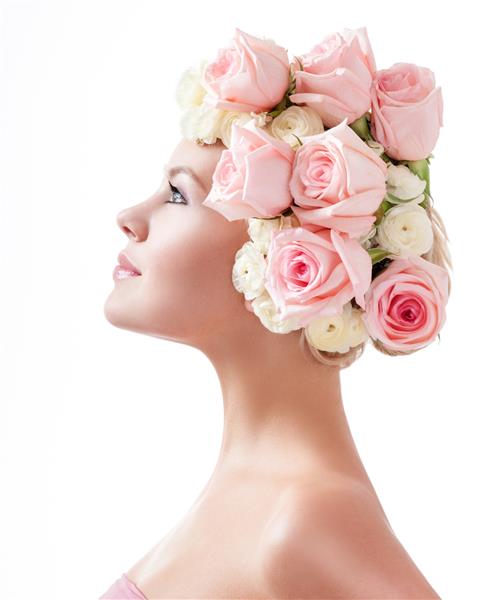 زن زیبا با گل در موهایش مدل مو با گل مدل موی طبیعت مد دختر مدل زیبایی با رزهای صورتی دسته گل های زیبا کلاه با گل رز