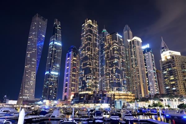 دبی امارات 15 نوامبر روشنایی شبانه مارینا دبی و برج کایان در 15 نوامبر 2019 در دبی امارات
