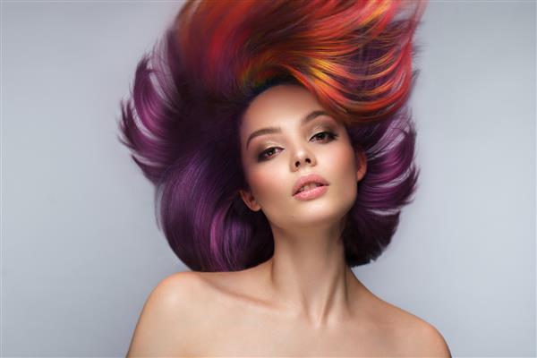 زن زیبا با موهای چند رنگ و آرایش خلاقانه و مدل مو صورت زیبایی