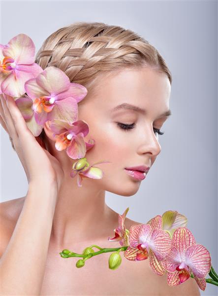 زن زیبا با گل های ارکیده پوست کامل آرایش حرفه ای مفهوم مراقبت از پوست