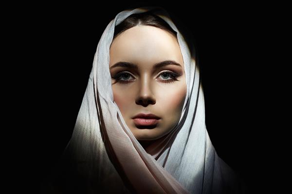 زن جوان زیبا با حجاب دختر زیبایی در کاپوت زن شرقی مد مردم قومی زن جوان مسلمان زیبا