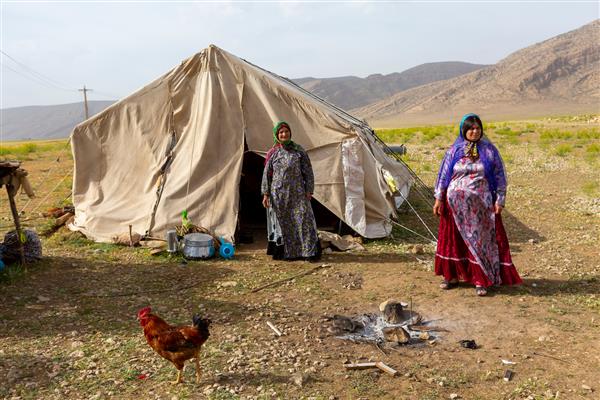 شیراز ایران 11 می 2018 زنان عشایر قشقایی در کنار چادرهای خود قسقایی ها عشایری هستند که در روستاهای موقت زندگی می کنند