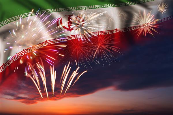 آتش بازی باشکوه در آسمان عصر آسمان شب تعطیلات با آتش بازی و پرچم ایران به مناسبت روز استقلال