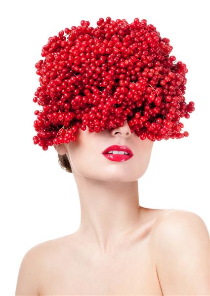 زن زیبا با کلاه توت قرمز رژلب قرمز آرایش حرفه ای
