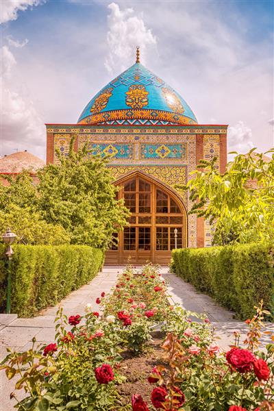 یکی از جاذبه های گردشگری محبوب در ایروان مسجد آبی ایرانی در باغی جوی با گل های رز است