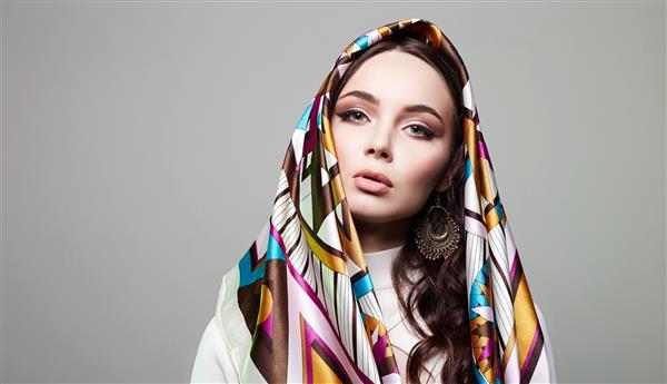زن جوان زیبا با چادر رنگارنگ دختر زیبایی سبک قومی مد