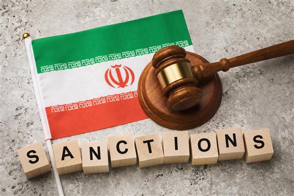 پرچم ایران قاضی و مکعب های چوبی متن دار مفهومی با موضوع تحریم در ایران
