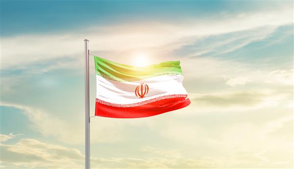 اهتزاز پرچم ملی ایران در آسمان زیبا