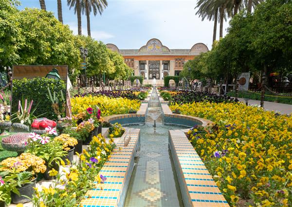 شیراز ایران 1398 04 14 مردمی که در یک روز آفتابی زیبا در باغ ایرانی ارم شیراز قدم می‌زنند تعداد زیادی گل رنگارنگ در باغ زیبای ایرانی