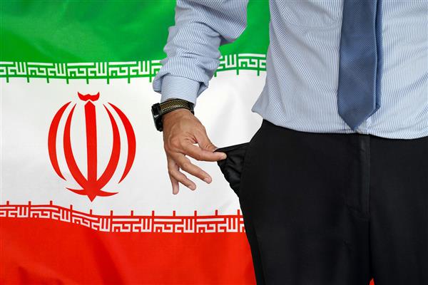 دست مرد کت و شلواری که جیب شلوارش را به بیرون می چرخاند و آن را خالی روی پس زمینه پرچم ایران نشان می دهد بحران بیکاری مفهوم ورشکستگی در ایران