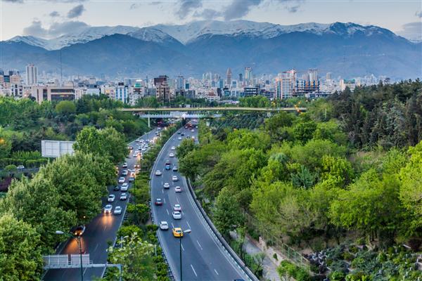 نمایی از بزرگراه مدرس و رشته کوه البرز در تهران ایران