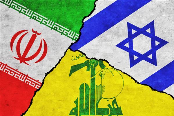 ایران اسرائیل و حزب‌الله پرچم‌هایی را روی دیواری با شکاف نقاشی کردند مبارزه ایران حزب الله و اسرائیل