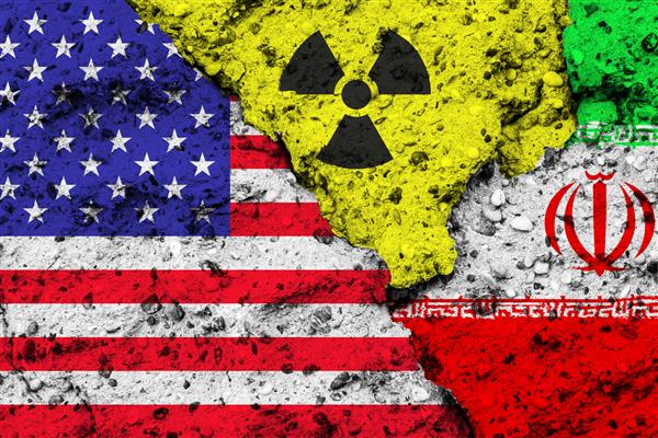 مفهوم رابطه ایالات متحده آمریکا ایالات متحده آمریکا و ایران در مورد مسائل مربوط به سیاست هسته ای با پرچم ها و علامت خطر تشعشع که روی دیواری ناهموار نقاشی شده است