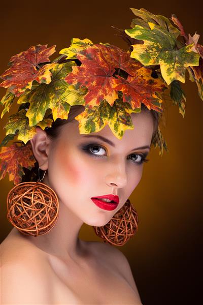 زنی با مفهوم هنر مد پاییز تیراندازی استودیویی زیبایی و مد پرتره زیبا در مفهوم هنر مد پاییز