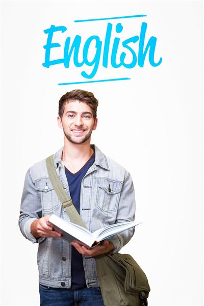 کلمه انگلیسی و دانش آموز در حال لبخند زدن به دوربین در کتابخانه در برابر پس زمینه سفید با عکس