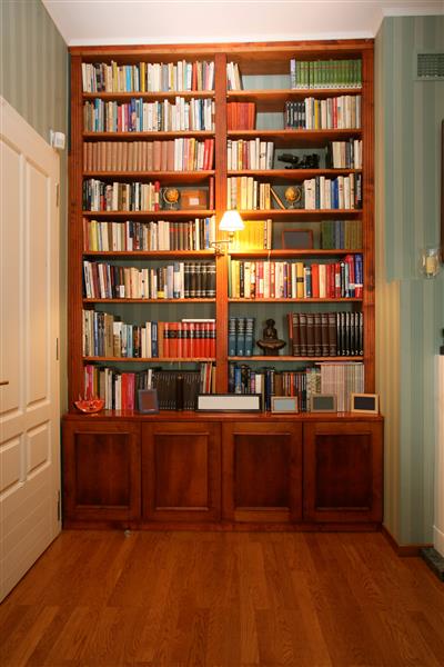 قفسه کتاب چوبی به سبک کلاسیک با مجموعه ای از کتاب های جالب