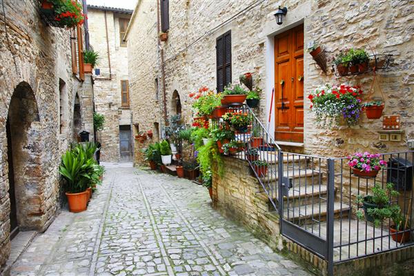 دکوراسیون خیابانی جذاب با گیاهان و گل ها در شهر قرون وسطایی اسپلو امبریا ایتالیا