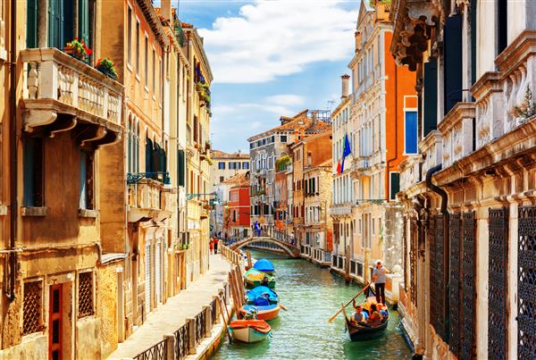 نمایی از کانال ریو مارین با قایق و گوندولا از پونته د لا برگامی در ونیز ایتالیا ونیز یک مقصد گردشگری محبوب در اروپا است