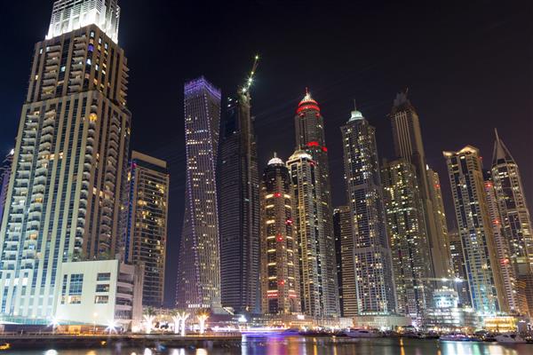 دبی امارات متحده عربی 8 ژانویه منظره شبانه منطقه مارینا دبی ساختمان های مدرن چراغ های جاده درخشان درخشان سفر و گردشگری مجلل در امارات متحده عربی 2016