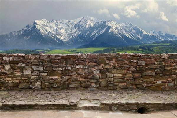 دیوار سنگی در کوه