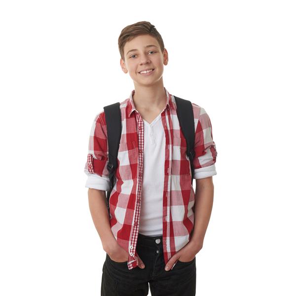 پسر نوجوان ناز با پیراهن چهارخانه قرمز با کیف مدرسه و دست در جیب روی زمینه سفید جدا شده نیم تنه به عنوان مدرسه مفهوم آموزشی