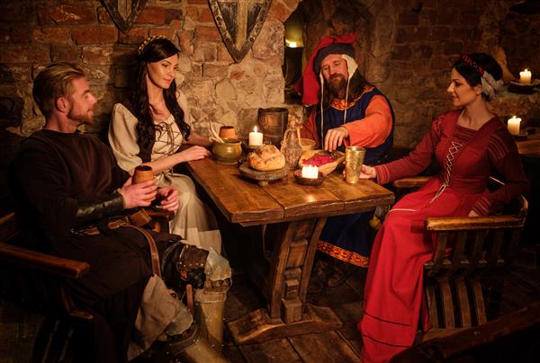مردم قرون وسطی در میخانه قلعه باستانی می خورند و می نوشند
