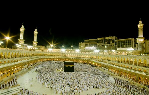 مکه 24 آوریل مسلمانان برای نماز عصر در مسجد الحرام در 24 آوریل 2010 در مکه عربستان سعودی آماده می شوند مسلمانان در سراسر جهان هنگام نماز با کعبه روبرو می شوند