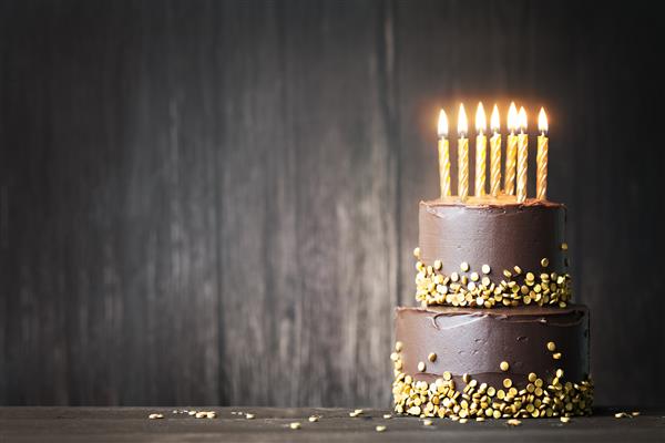 کیک تولد شکلاتی با شمع های طلایی