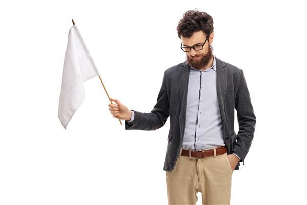 مردی با سر پایین و پرچم سفید جدا شده در پس زمینه سفید را در دست دارد