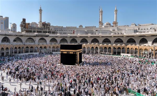 مکه عربستان سعودی 29 ژانویه زائران مسلمان از سراسر جهان در 29 ژانویه 2017 در مکه عربستان سعودی در اطراف کعبه می چرخند مردم مسلمان با هم در مکان مقدس نماز می خوانند