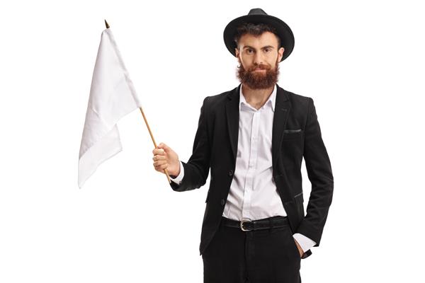 مرد ریشو با پرچم سفید به دوربین جدا شده در پس زمینه سفید نگاه می کند