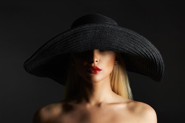 زن جوان زیبا با کلاه مد دختر بلوند با کلاه