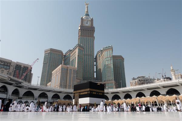 مکه عربستان سعودی 10 سپتامبر 2016 زائران مسلمان احرام سفید خود را می پوشند که در طول روز در طول روز حج در عربستان سعودی در اطراف کعبه مقدس می چرخند