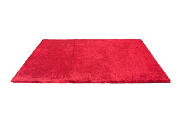 فرش قرمز پشمالو جدا شده روی سفید