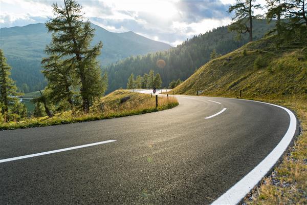 جاده آسفالت در اتریش آلپ در یک روز زیبای تابستانی Hochalpenstrasse