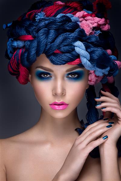 پرتره زن زیبا با آرایش زرق و برق رنگارنگ و پشم روی سر