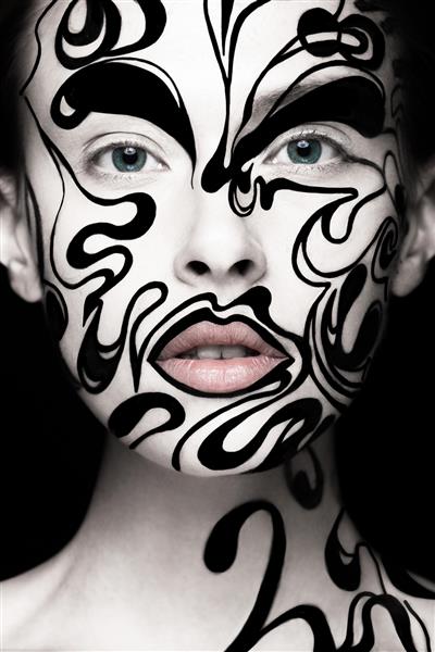 دختر زیبا با آرایش و ناخن های سیاه و سفید هنری چهره زیبایی خلاق عکس گرفته شده در آتلیه