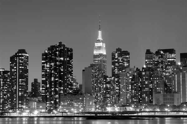 خط افق شهر نیویورک در نورهای شب میدتاون منهتن