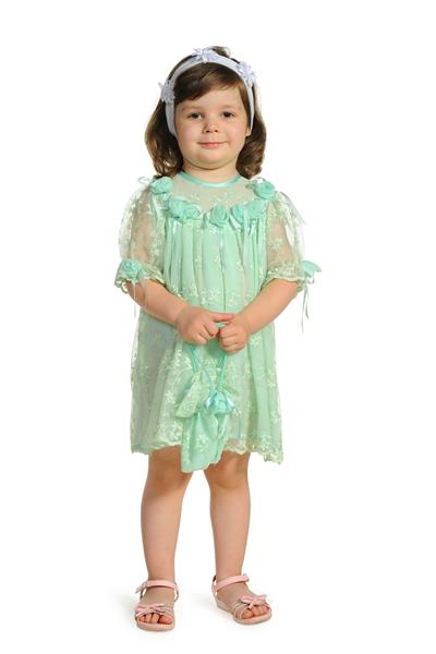 دختر کوچولوی دوست داشتنی با لباس سبز روی زمینه سفید جدا شده است