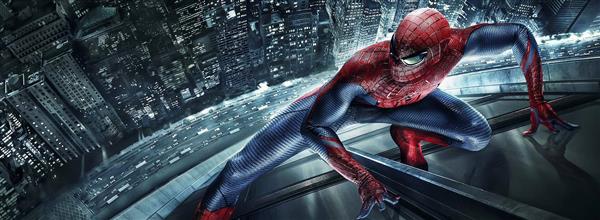 مرد عنکبوتی در حال بالا رفتن از ساختمان