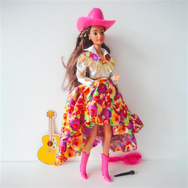 عروسک باربی با گیتار و کلاه