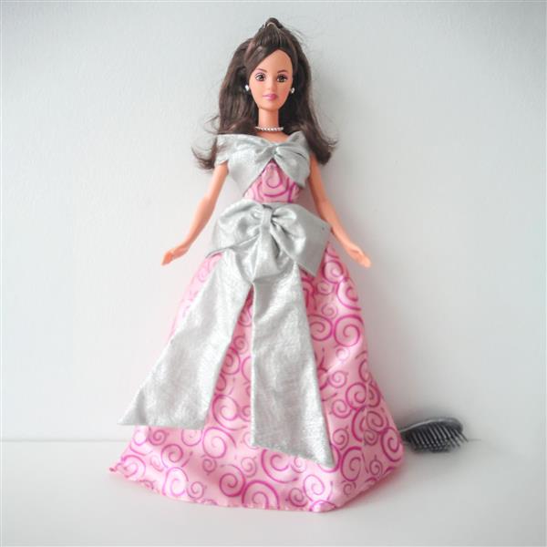 عروسک باربی با لباس بلند صورتی