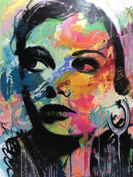 زن گرافیتی در نقاشی انتزاعی رنگارنگ