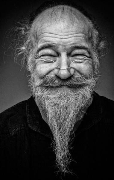 پیرمرد شاد با چهره خندان