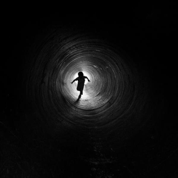 فردی در حال دویدن در تونل