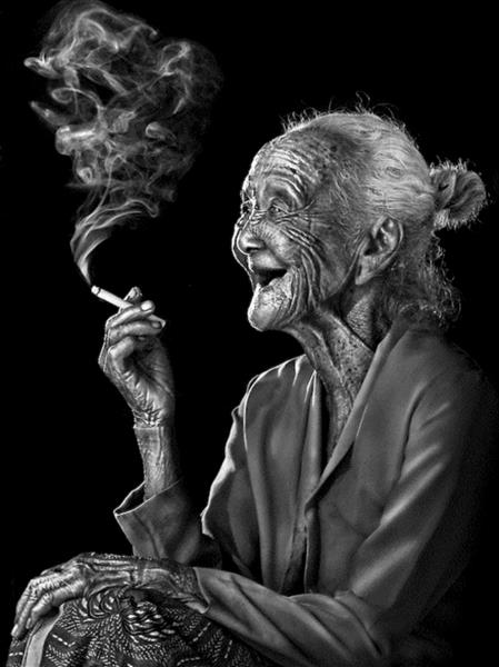 پیرزن شادی که سیگار می کشد